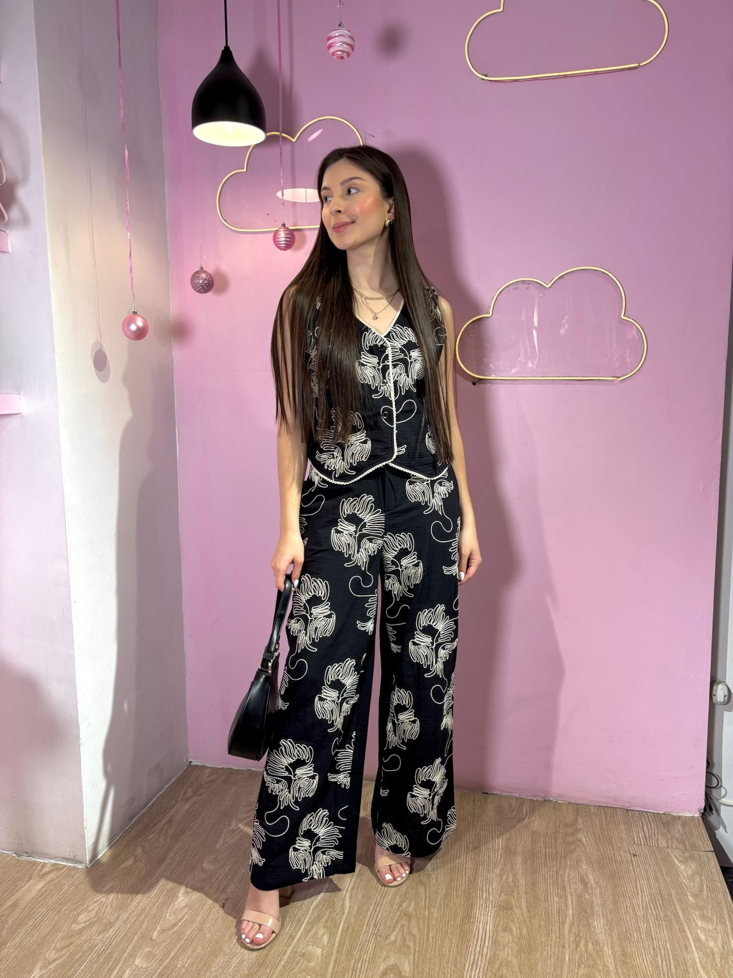 Set de chaleco y pantalón negro con bordado crema