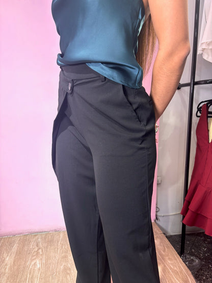 Pantalón de vestir negro con abertura asimétrica