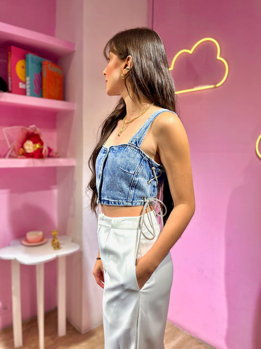 Top de jean con lazos laterales brillantes
