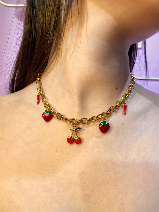 Collar dorado de 5 dijes rojos chiles, fresas y cereza