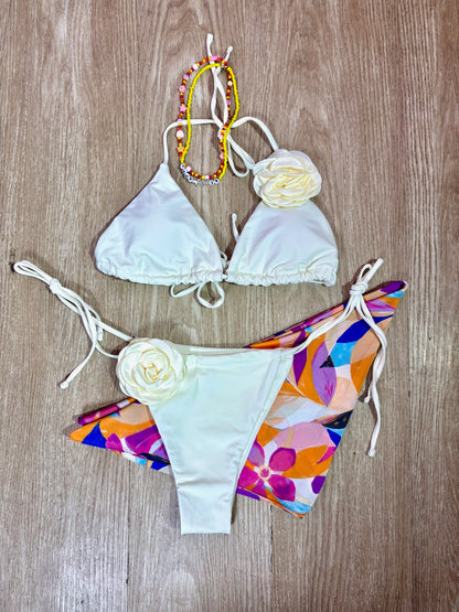 Traje de baño crema de copas triangular con tirantes de amarres y rosas