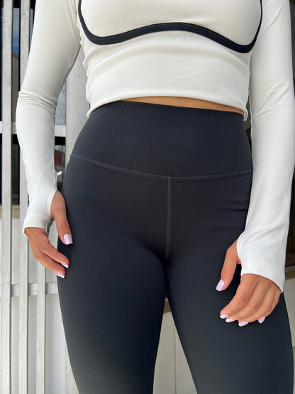Top manga larga deportivo blanco con bordes en el busto negro HOLLISTER