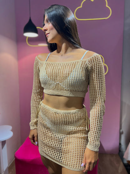 Set de top manga larga y falda con tirantes tejido beige