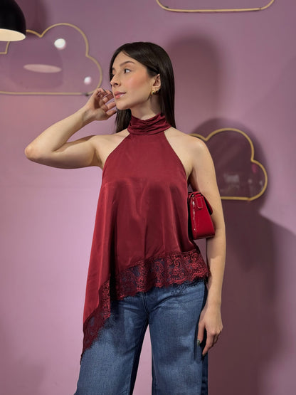 Top satén asimétrico al cuello vino con encaje