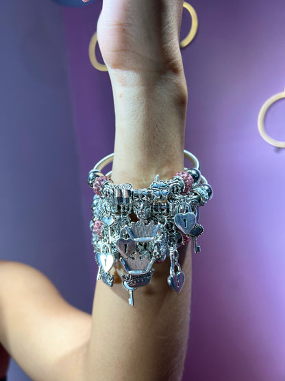 Brazalete de varios dijes plateados con rosado (INSPO PANDORA)