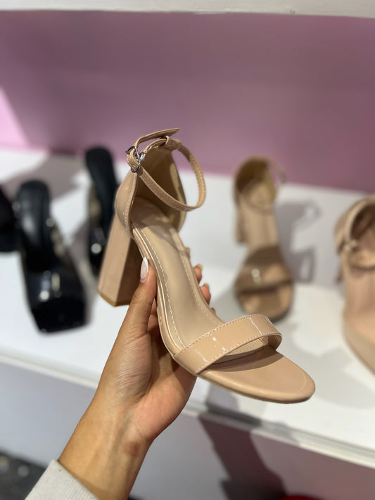 Sandalias de tacón cuadrado beige