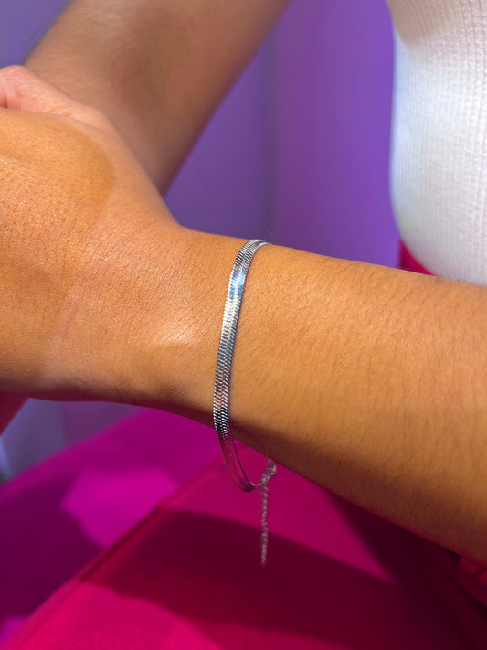 Pulsera plateada de textura de serpiente delgada