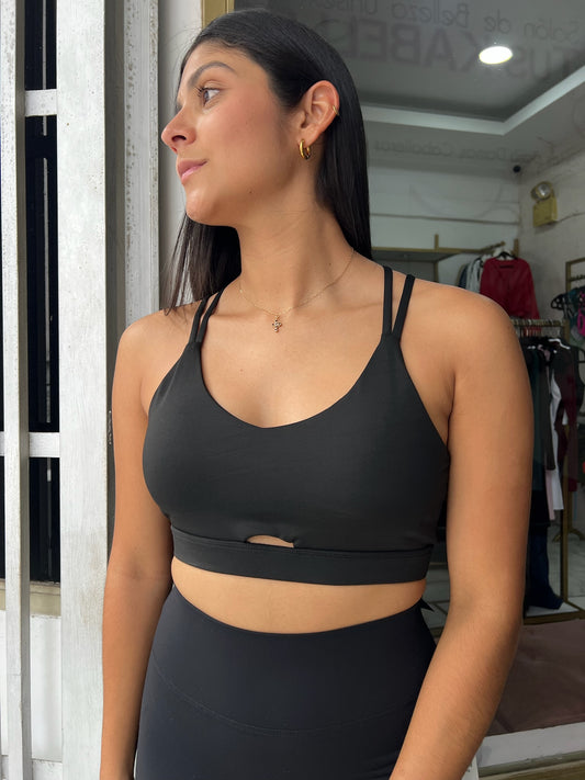 Top escote redondo negro con espalda de tirantes