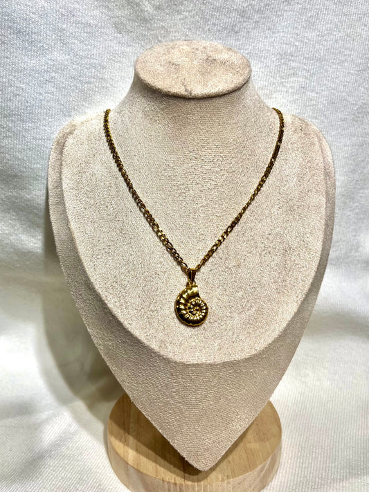 Cadena de caracol de mar dorada