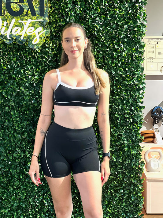 Set deportivo de short y top cuadrado negro con bordes blancos