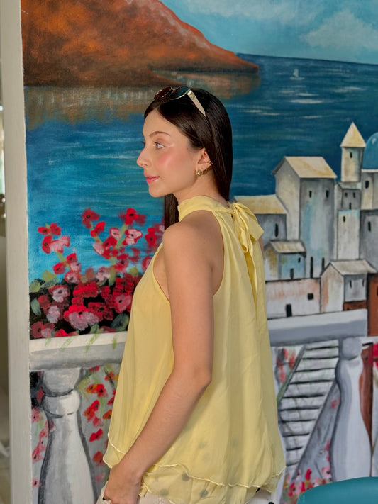 Blusa de chifon cuello alto con espalda cerrada amarillo quemado