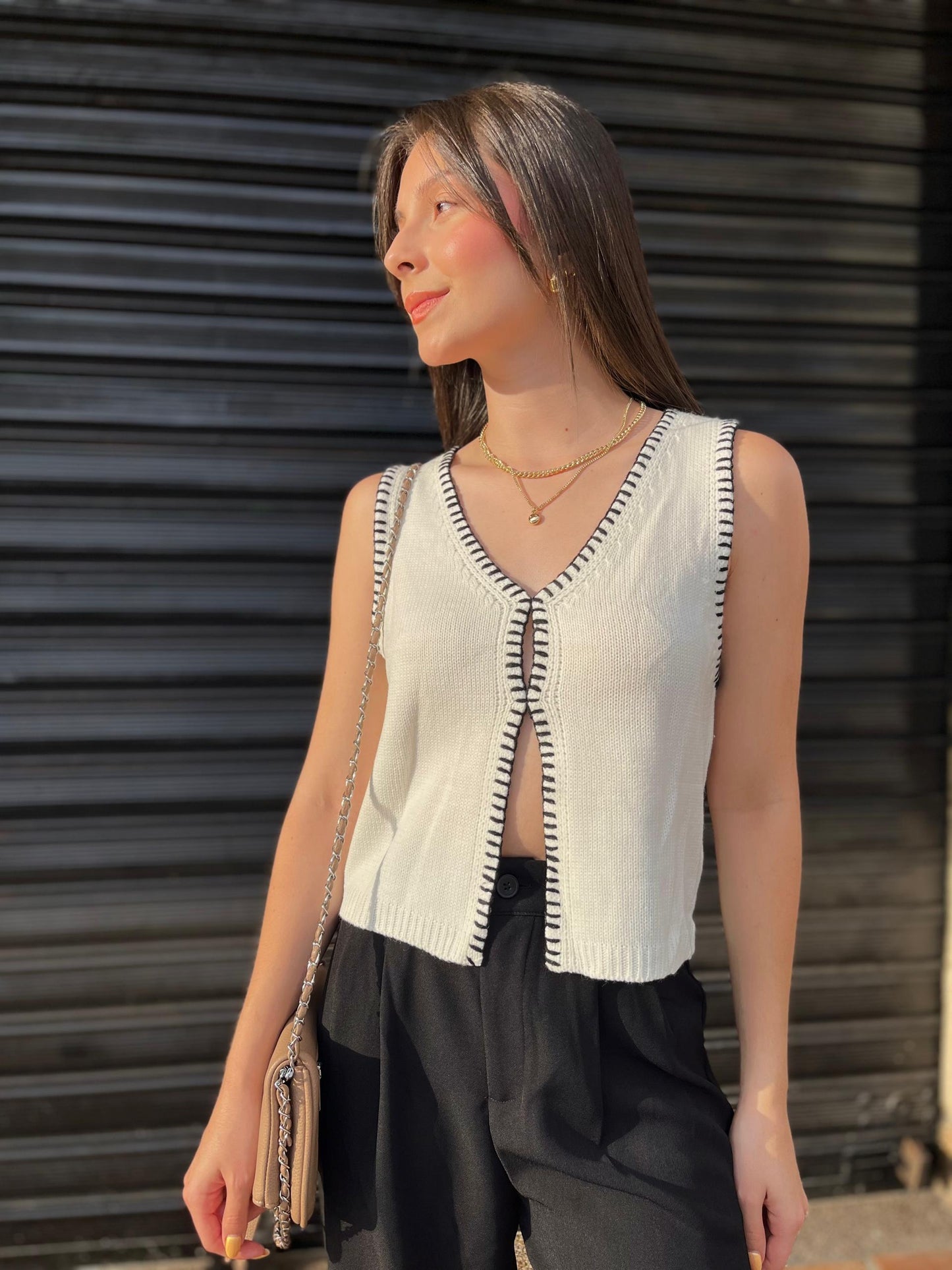 Chaleco tejido blanco con bordes negros finos