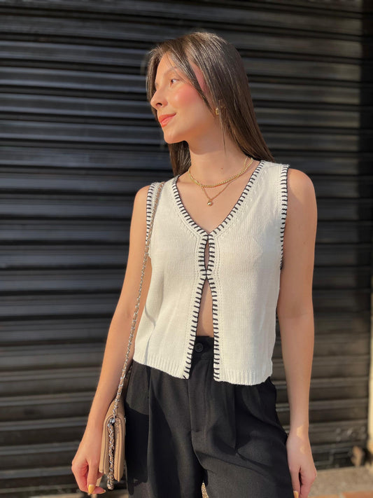 Chaleco tejido blanco con bordes negros finos