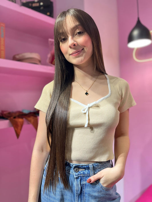 Top beige de bordes y lazo blanco acanalado