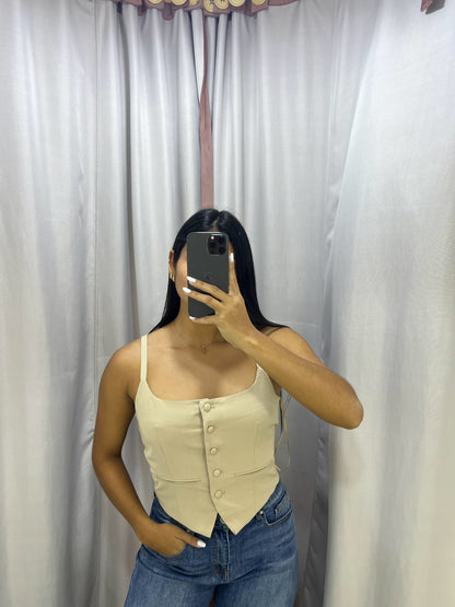 Chaleco tirantes y escote cuadrado beige
