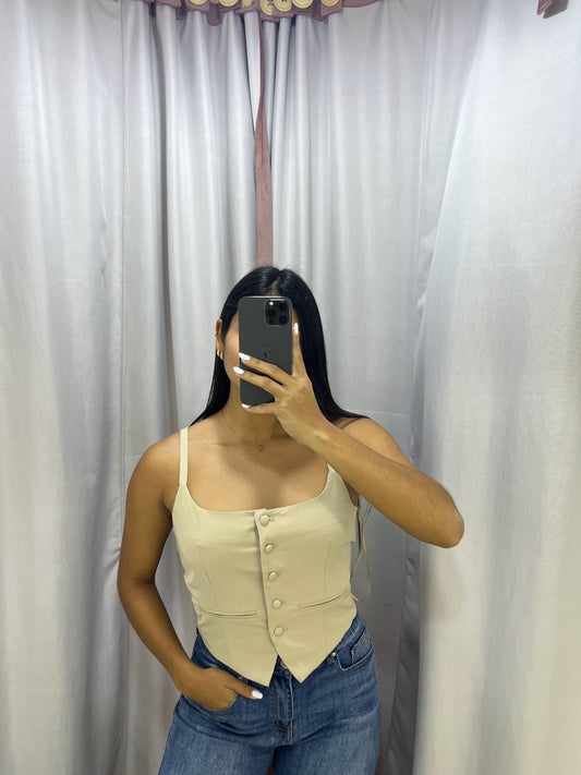 Chaleco tirantes y escote cuadrado beige