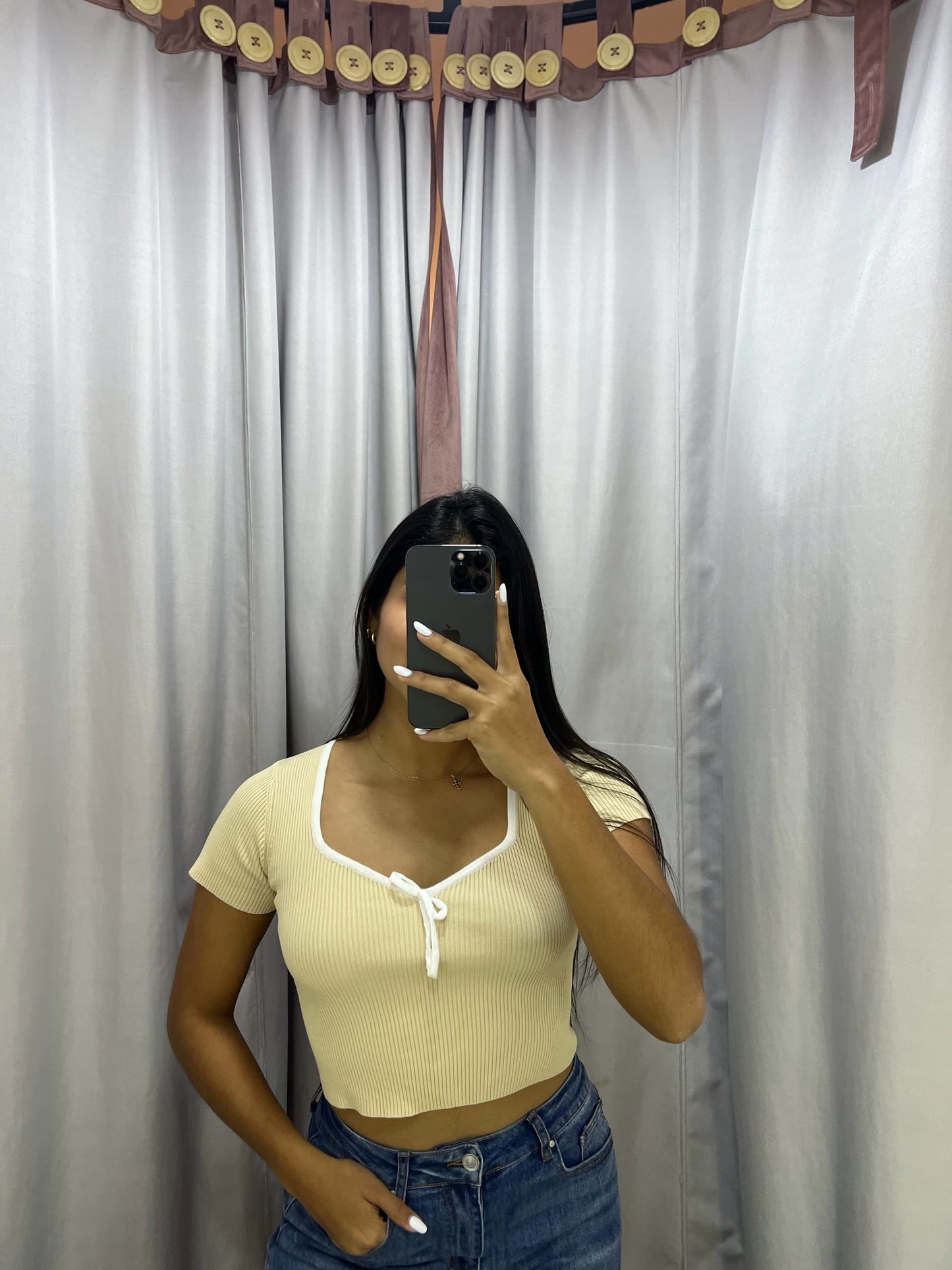 Top tejido color crema con bordes blancos