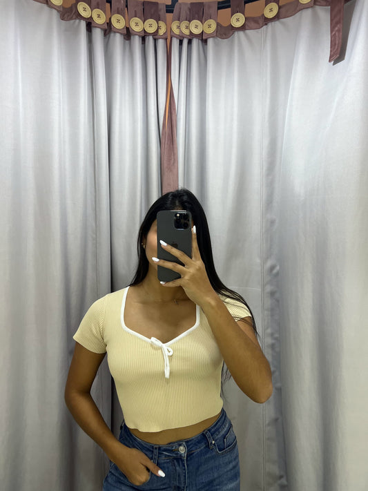Top tejido color crema con bordes blancos