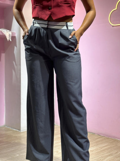 Pantalón de vestir palazzo gris con doble pretina blanca