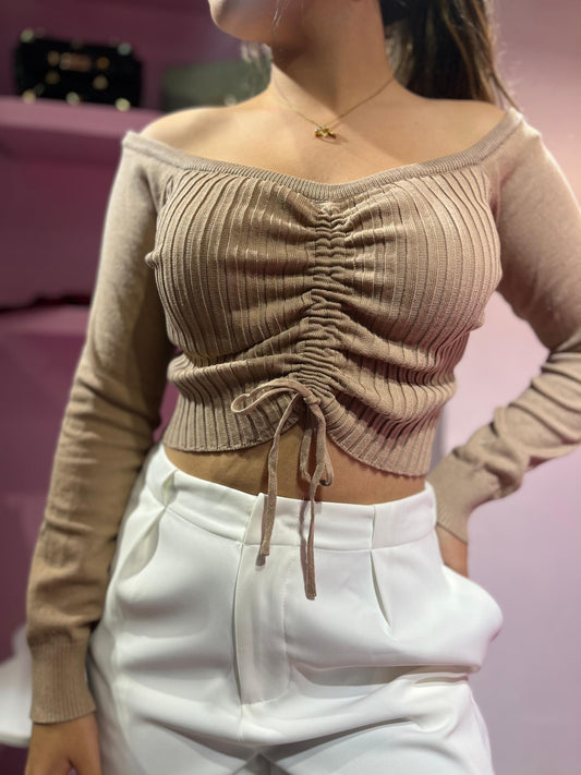 Top beige con ajuste en el centro manga larga de hombros descubiertos