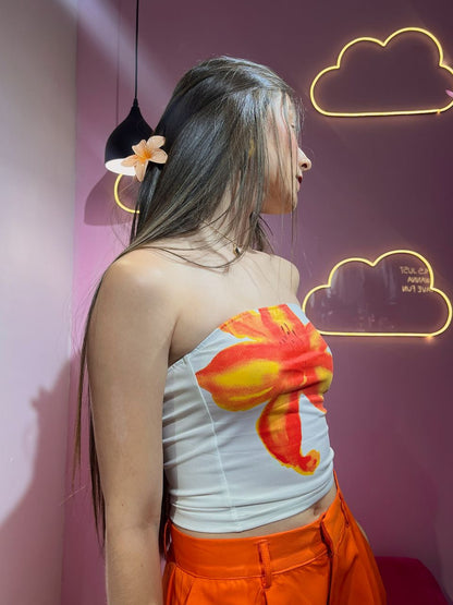 Top strapless blanco de flor naranja hawaiiana