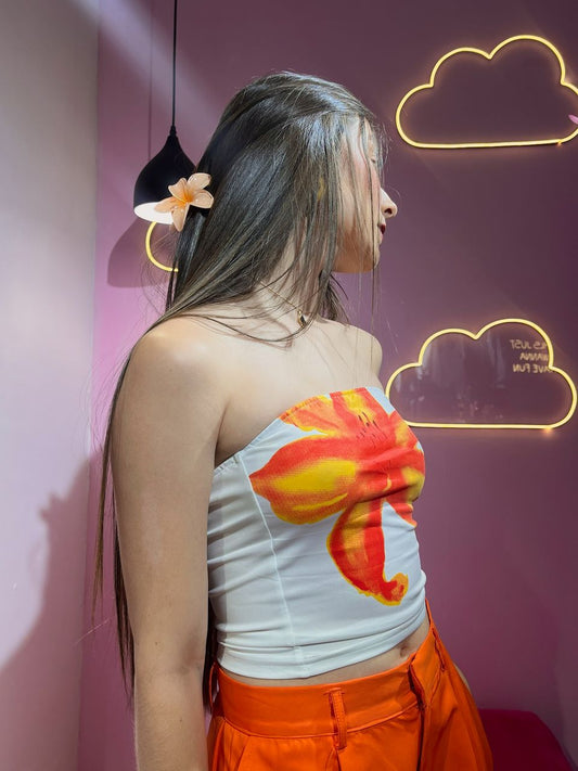 Top strapless blanco de flor naranja hawaiiana