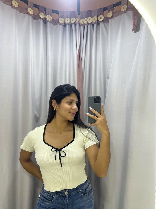 Top tejido color crema de bordes negros