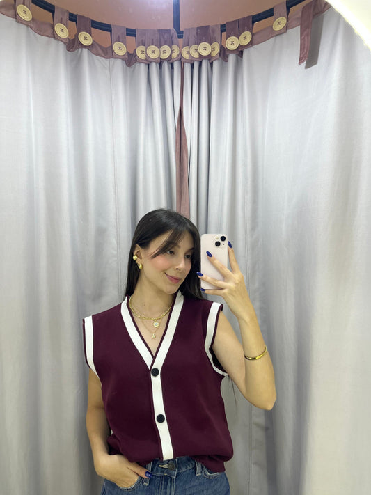 Chaleco tejido vino de bordes blancos