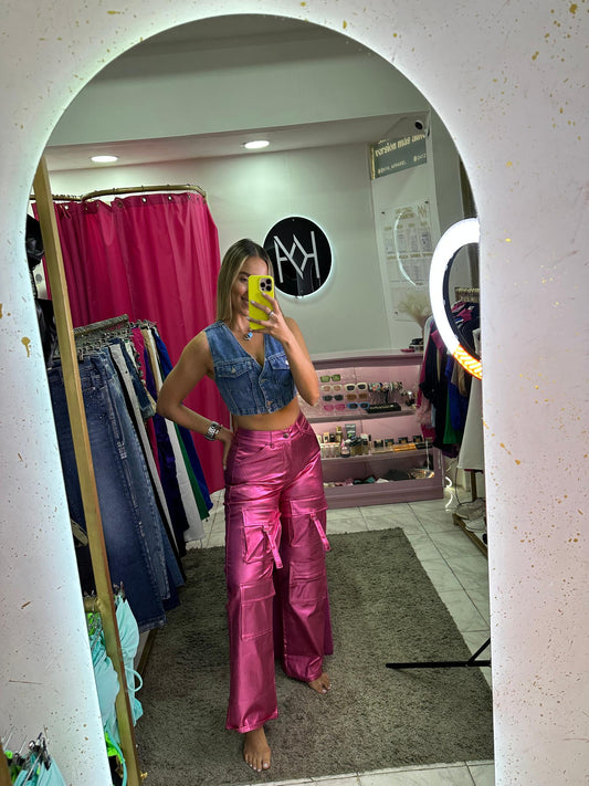Pantalón cargo de cuerina brillante fucsia
