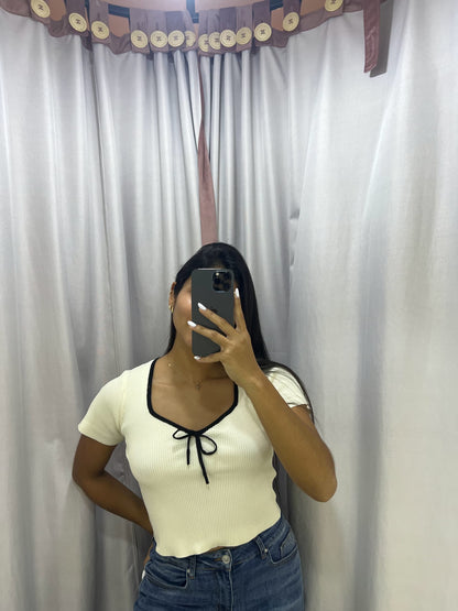 Top tejido color crema de bordes negros