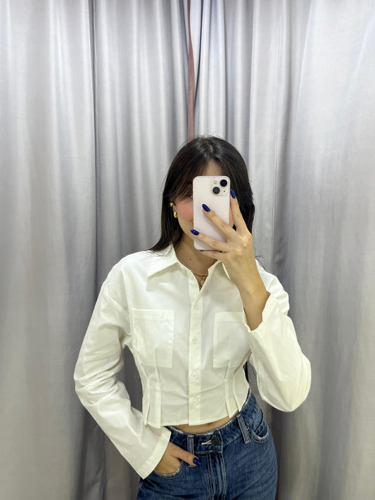 Camisa blanca de bolsillos delanteros
