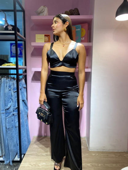 Set satinado negro de pantalón y top de amarre en la espalda