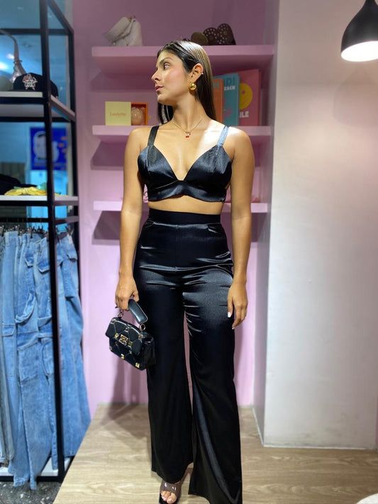 Set satinado negro de pantalón y top de amarre en la espalda
