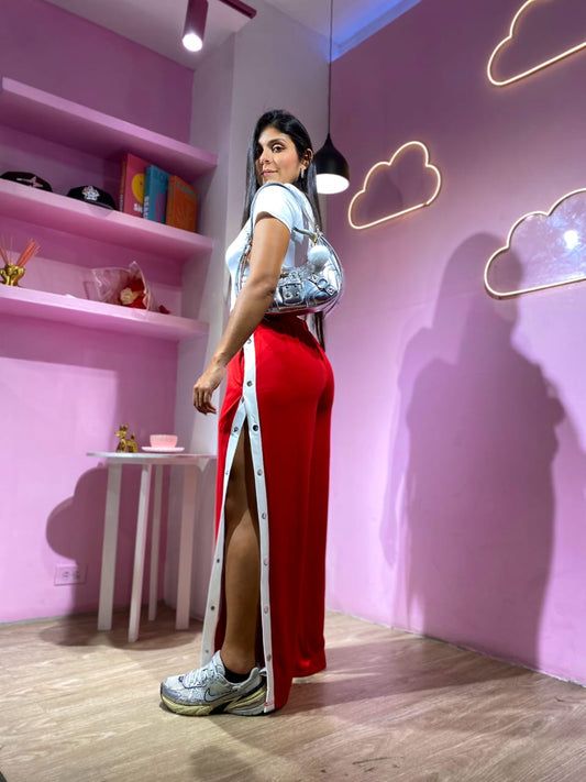 Pantalón de vestir rojo de taches con aberturas laterales