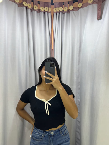 Top tejido negro con bordes beige