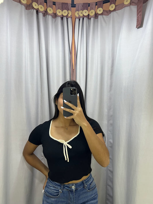 Top tejido negro con bordes beige