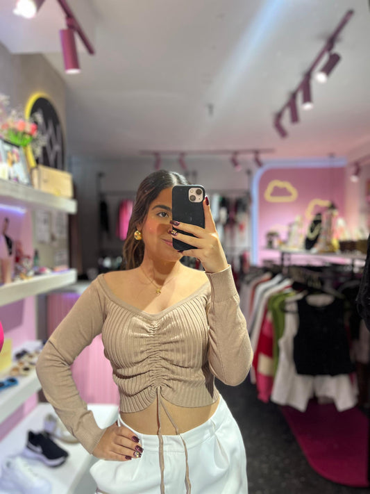 Top beige con ajuste en el centro manga larga de hombros descubiertos