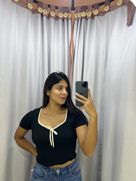 Top tejido negro con bordes beige