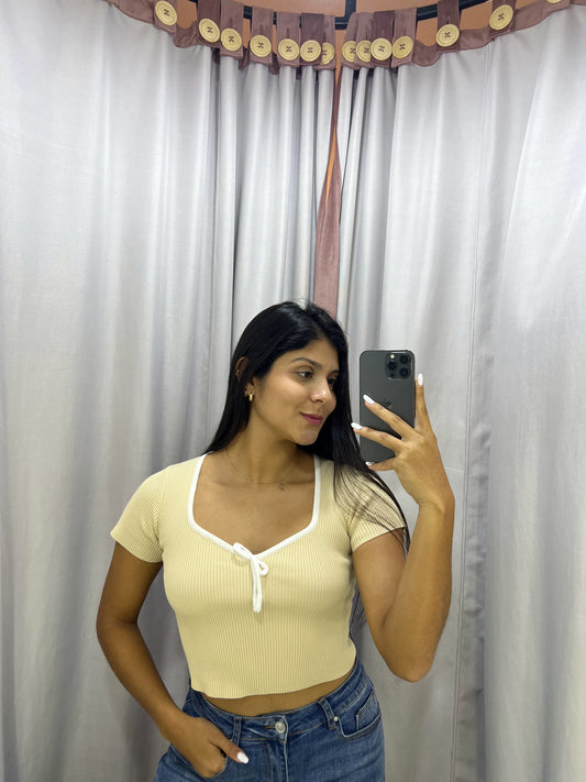 Top tejido color crema con bordes blancos