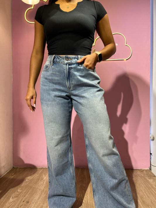 Jean hollister wide leg tono medio bordado beige claro (cd:507278)
