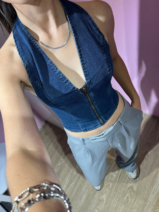 Top de tirantes al cuello de denim oscuro y cierre frontal