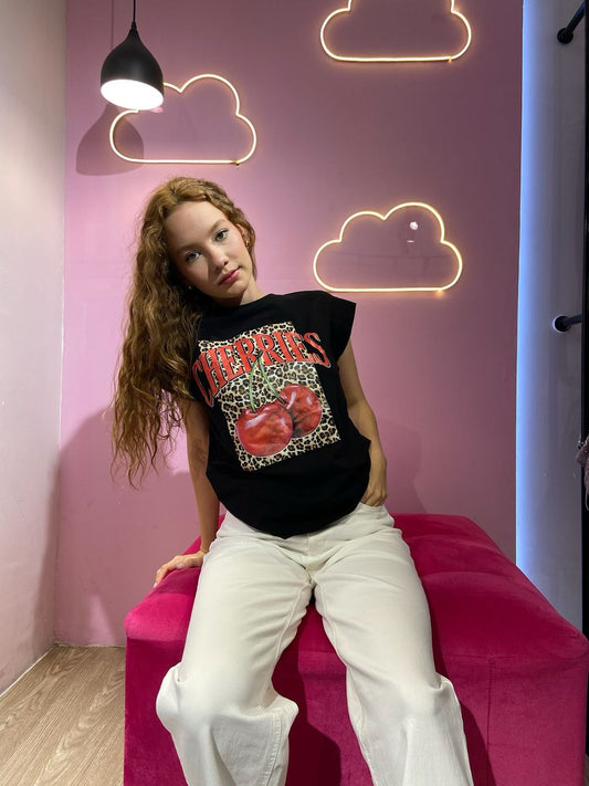 T-shirt negra con estampado de animal print y cherries