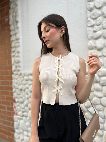 Top tejido se lazos delanteros crema