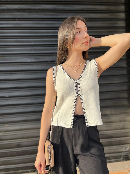 Chaleco tejido blanco con bordes negros finos