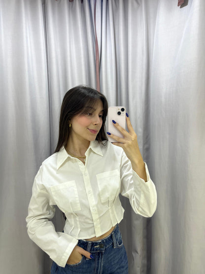 Camisa blanca de bolsillos delanteros