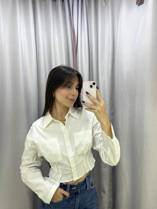 Camisa blanca de bolsillos delanteros