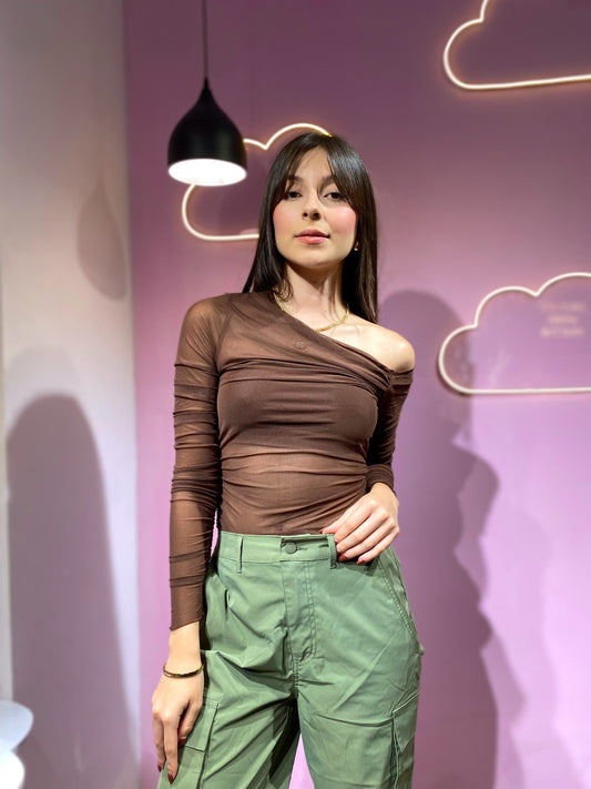Top de malla marrón asimétrico