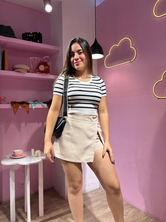 Falda short de vestir beige con abertura