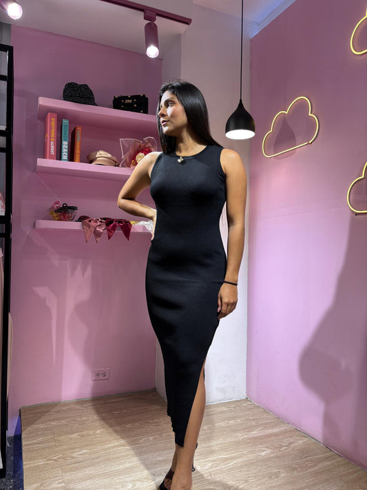 Vestido negro tejido largo cuello halter con abertura