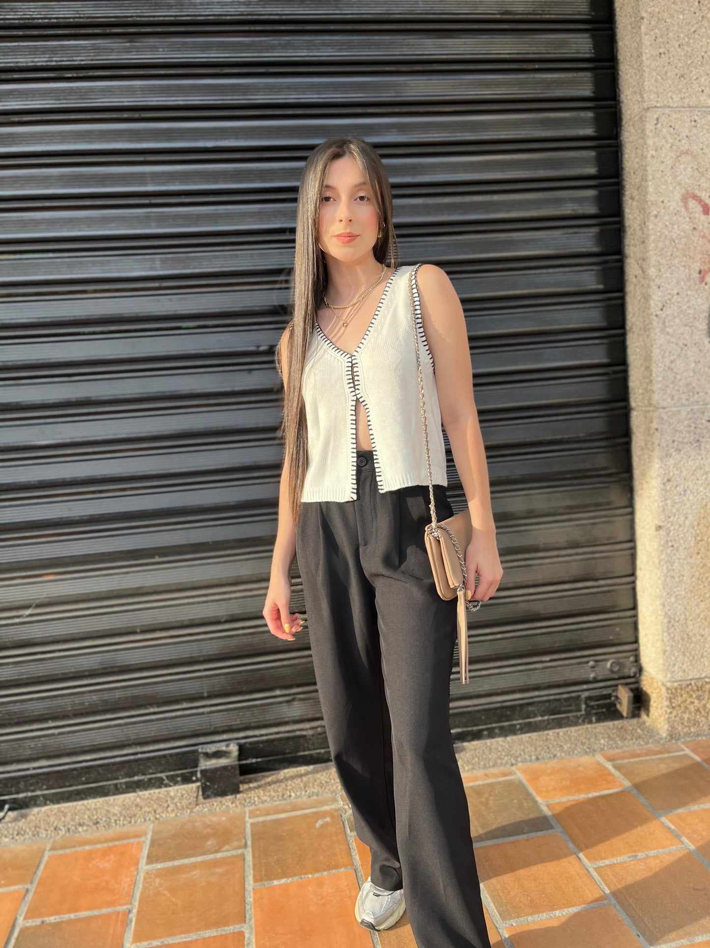 Chaleco tejido blanco con bordes negros finos